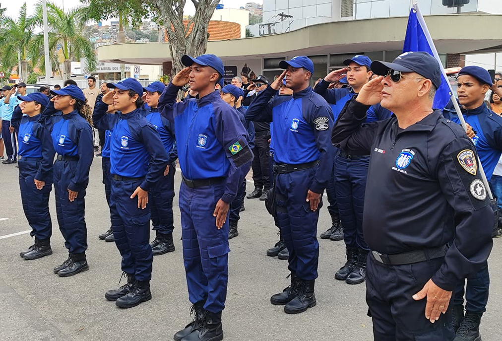 Parada do Orgulho em Arraial do Cabo reúne música, cores e emoção