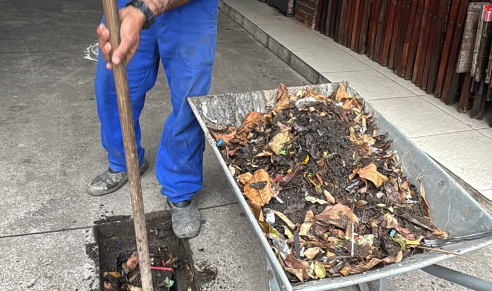 Praça da Cidadania em Cabo Frio passa por manutenção com retirada de 13 toneladas de resíduos