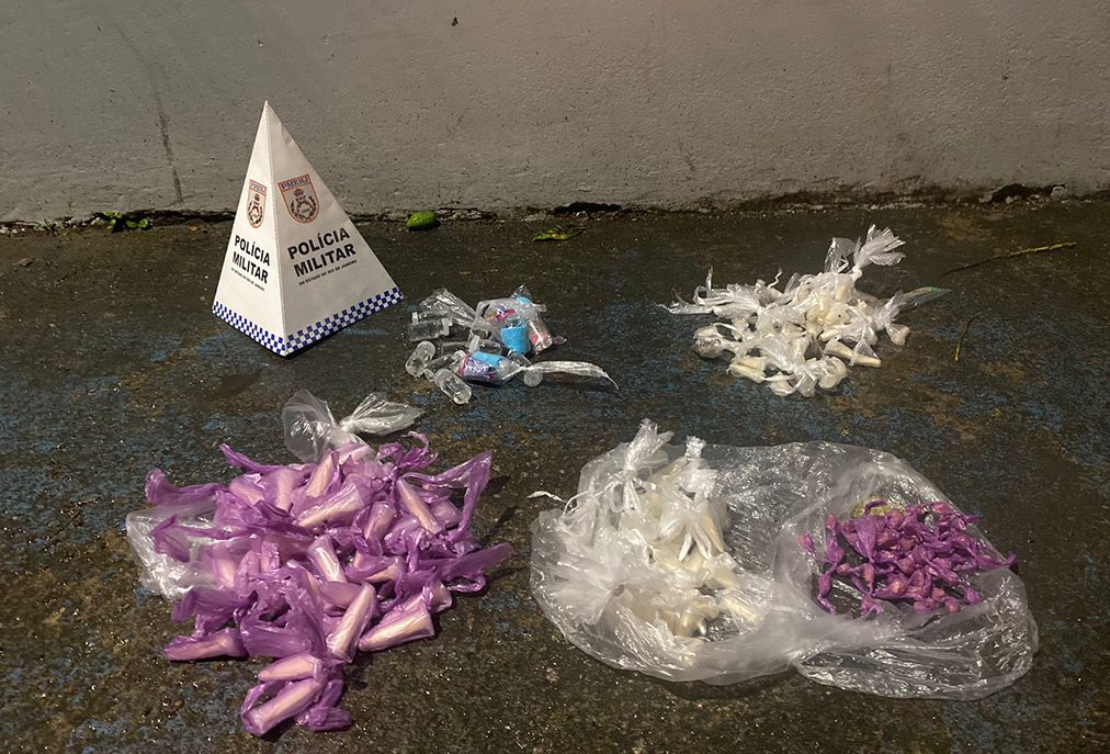 Indivíduo é detido em posse de drogas no bairro Visconde de Araújo em Macaé