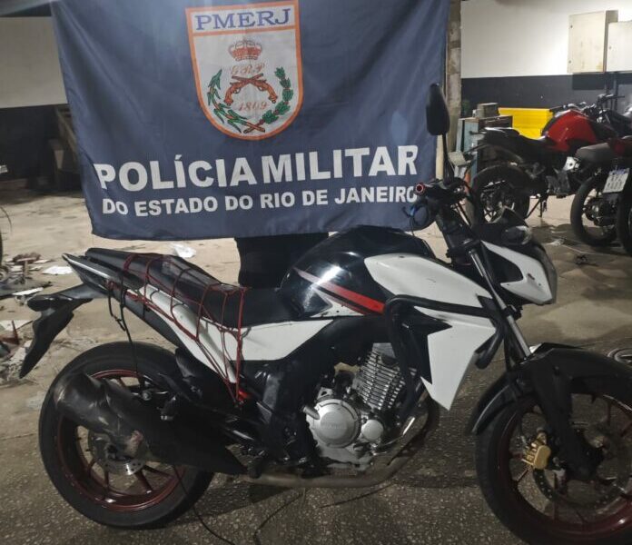 PM identifica e apreende moto clonada em Campos; condutor é preso