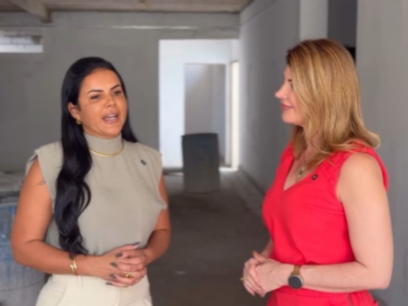 Obra de reforma de escola em Silva Jardim recebe visita de Maira Figueiredo e Manoela Peres