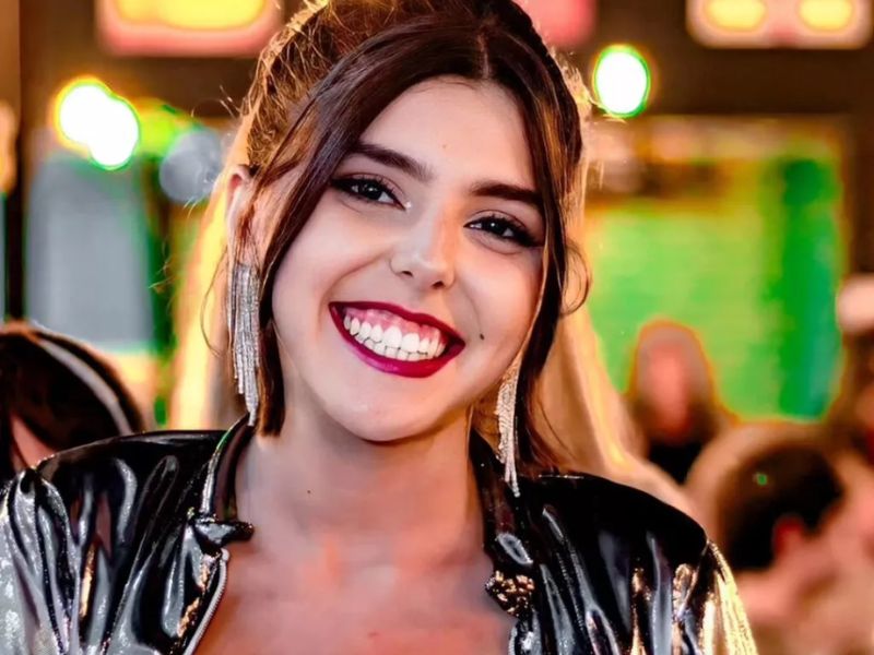 Teatro de Rio das Ostras recebe novo show de jovem cantora da cidade