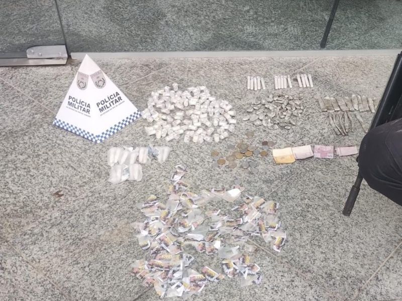 Polícia prende homem com mochila de drogas em Casimiro de Abreu