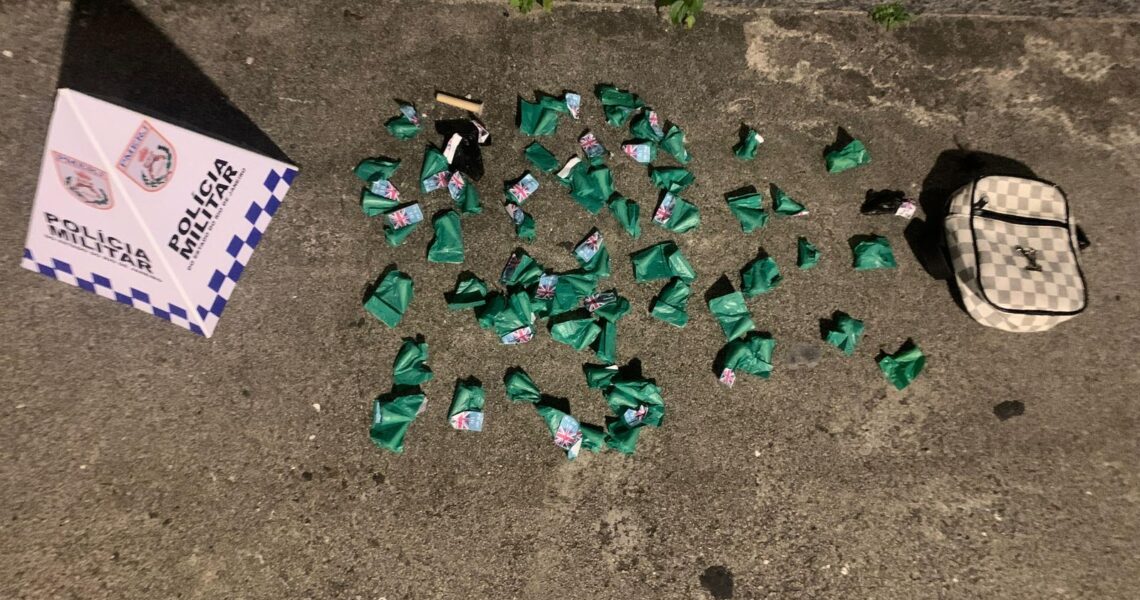 Jovens de 21 e 24 anos são presos por tráfico em praça pública de Macaé