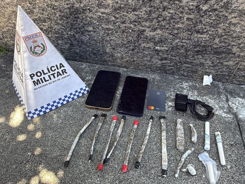 Ação da PM termina com 2 presos e drogas apreendidas em Rio das Ostras
