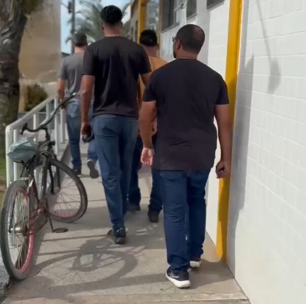 Moradores impedem tragédia após homem esfaquear companheiro da ex em Macaé