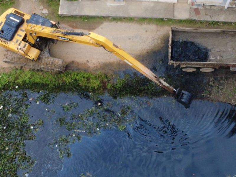 Limpeza do Canal de Medeiros, em Rio das Ostras, segue em parceria com o Estado