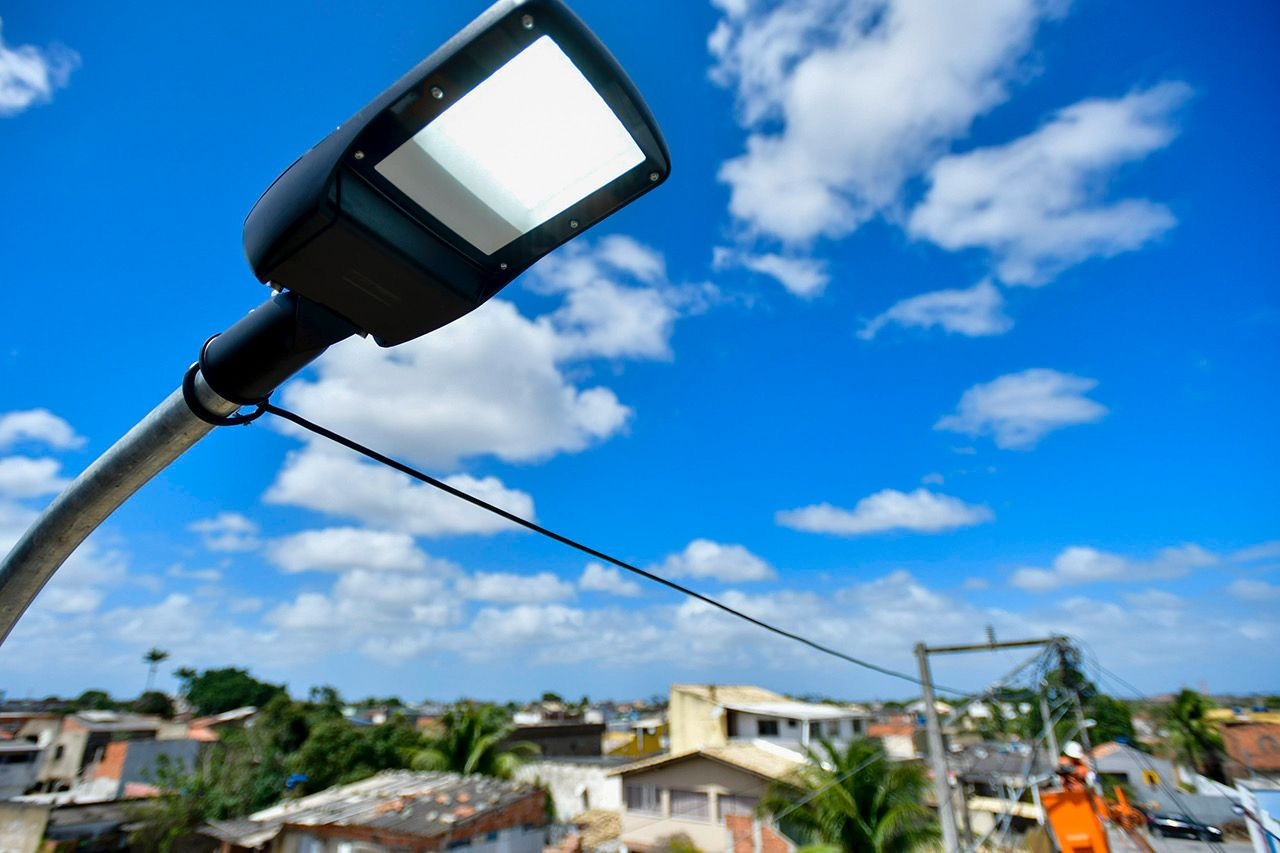 Campos inicia instalação de mais de 2 mil luminárias de LED na Penha