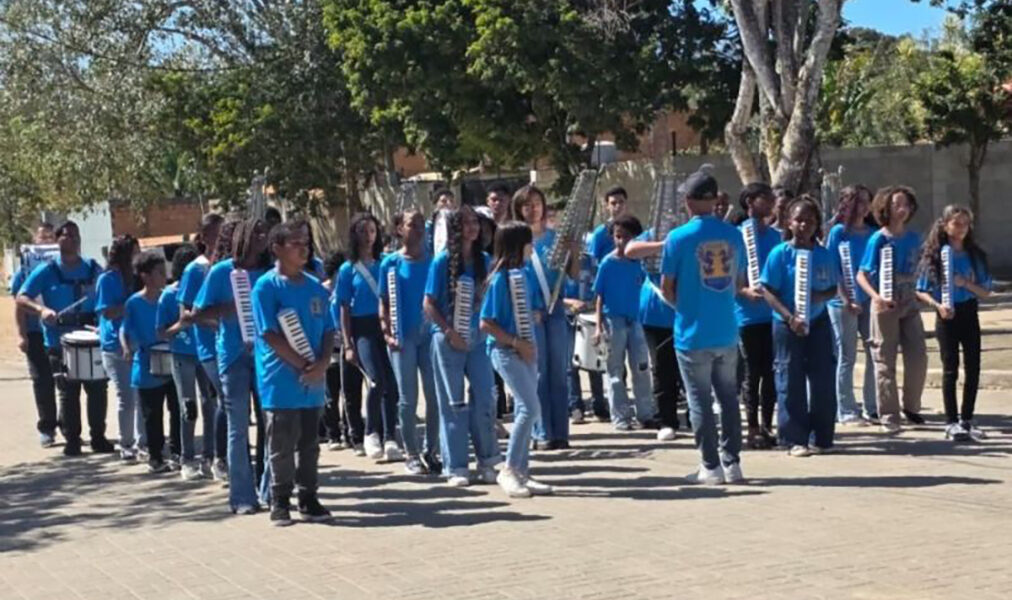 Rotary Club de Rio das Ostras faz doação de instrumentos musicais para banda de fanfarra