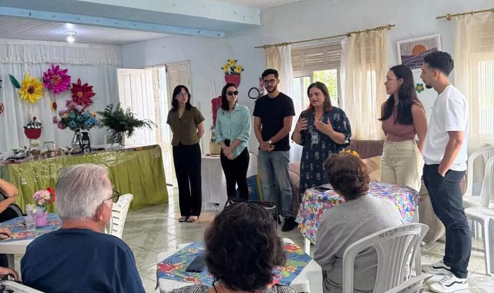 Procon Cabo Frio alerta idosos sobre golpes virtuais em palestras educativas