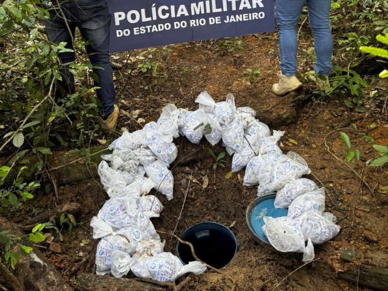 Polícia apreende enorme quantidade de drogas enterradas em Rio das Ostras