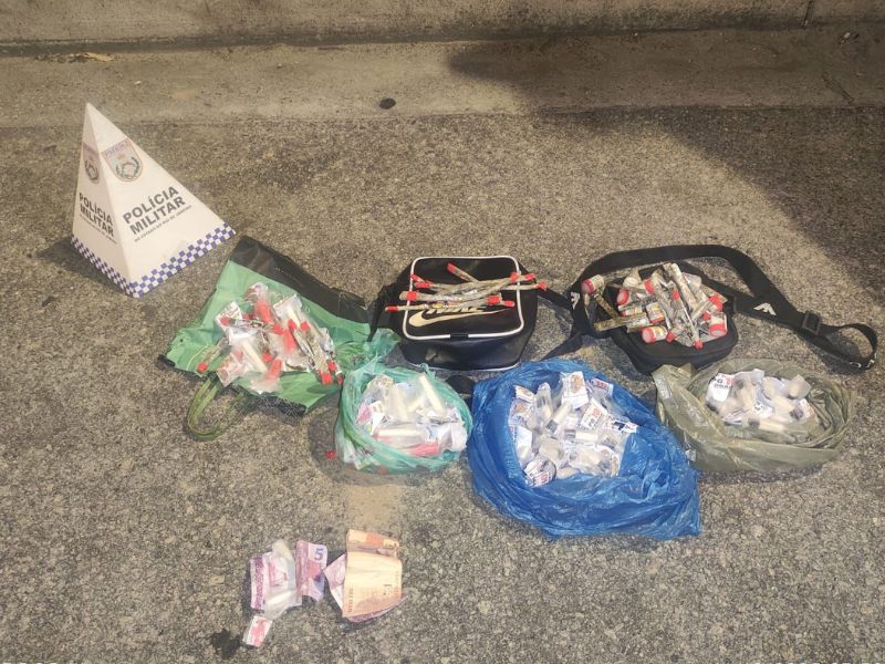Homem é preso em Rio das Ostras com mais de 100 pinos de cocaína