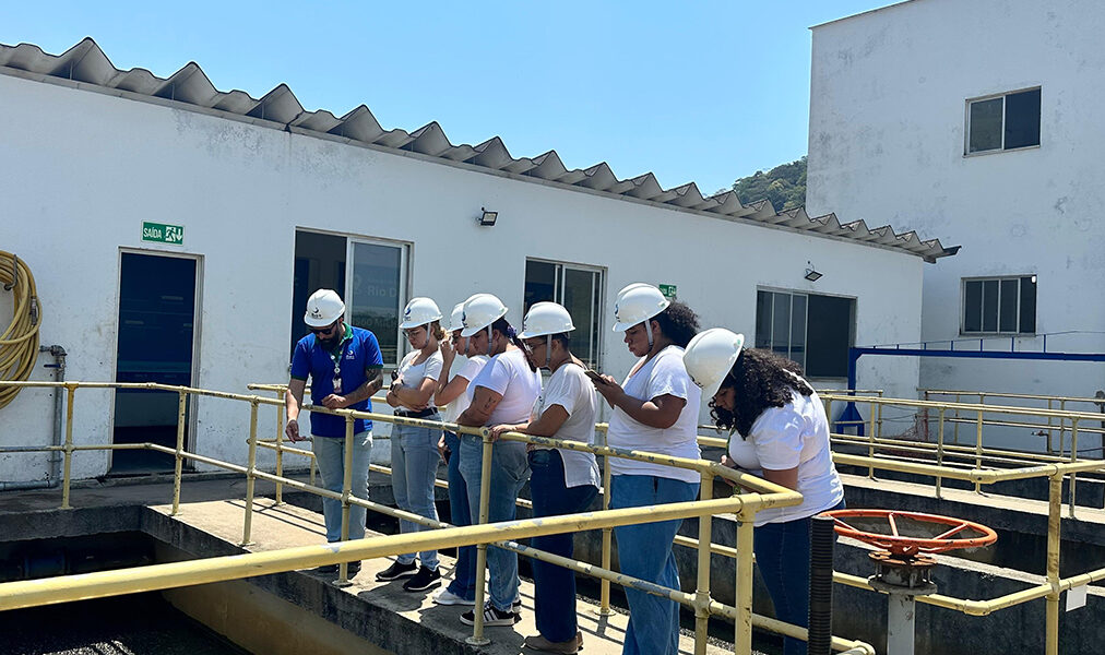 Alunos de enfermagem da UFF de Rio das Ostras conhecem funcionamento da ETA