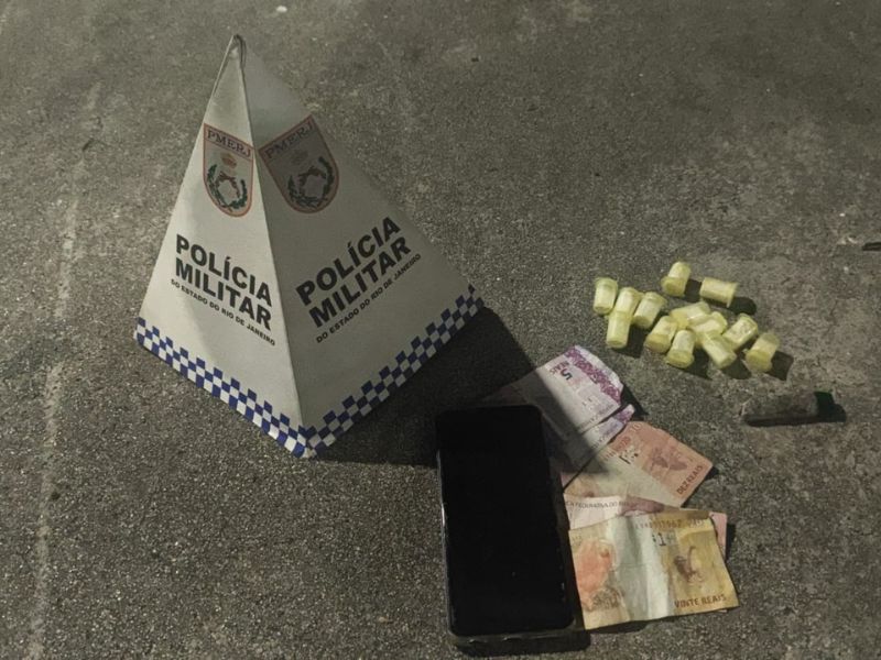 Polícia prende homem e mulher traficando em bairro de Rio das Ostras