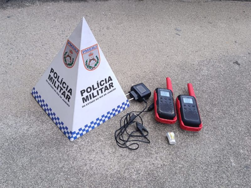 Polícia prende traficante que tentou esconder rádios em depósito de Casimiro de Abreu