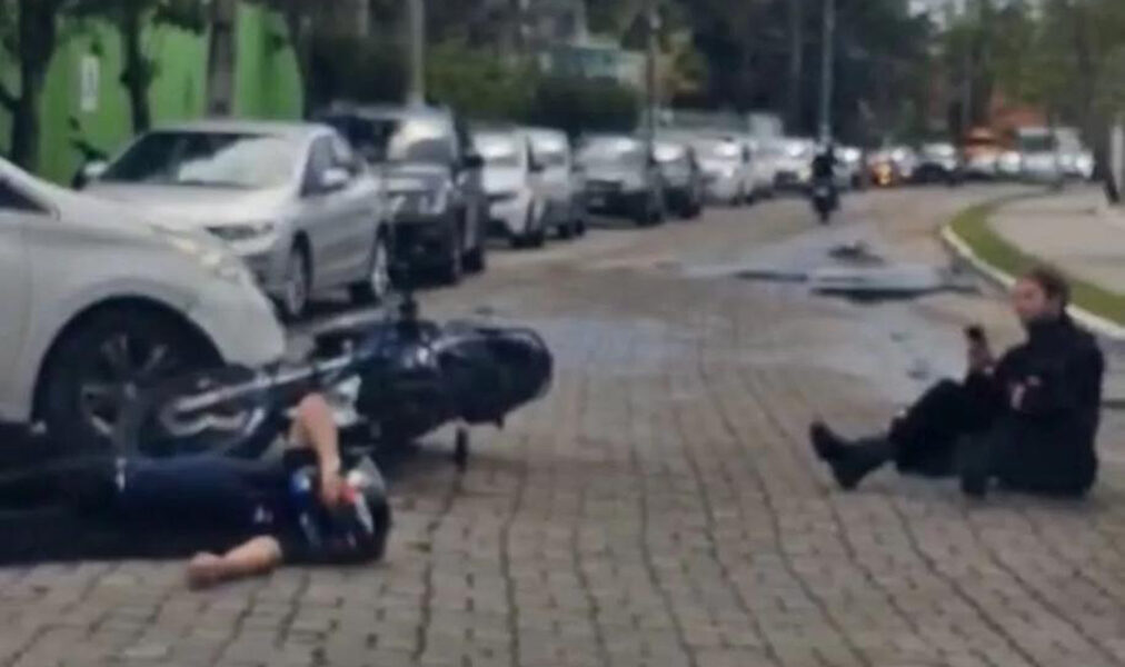 Acidente entre carro e moto deixa dois feridos no bairro Palmeiras, em Cabo Frio