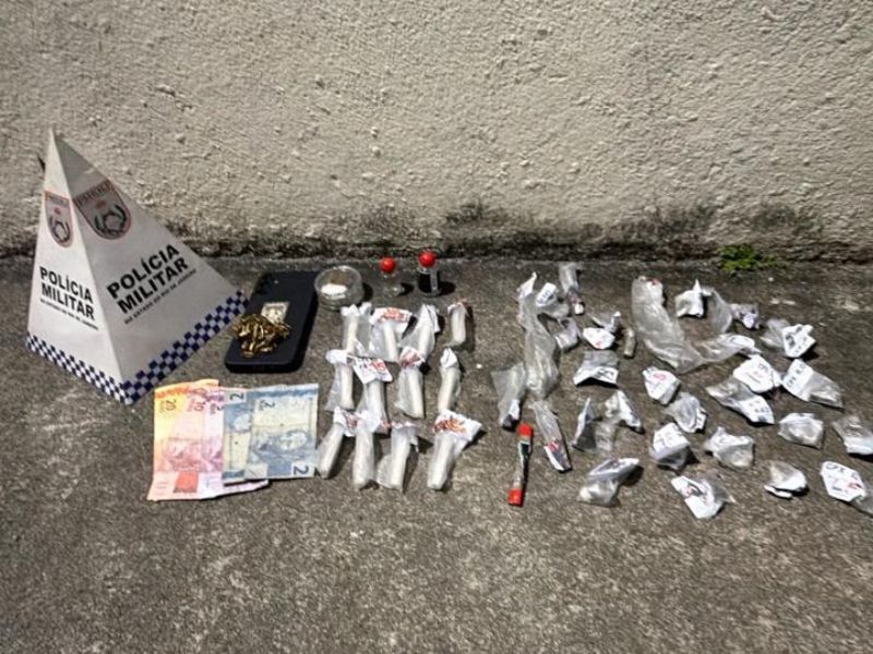 Traficantes tentam se esconder em depósito e supermercado, mas acabam presos em Rio das Ostras