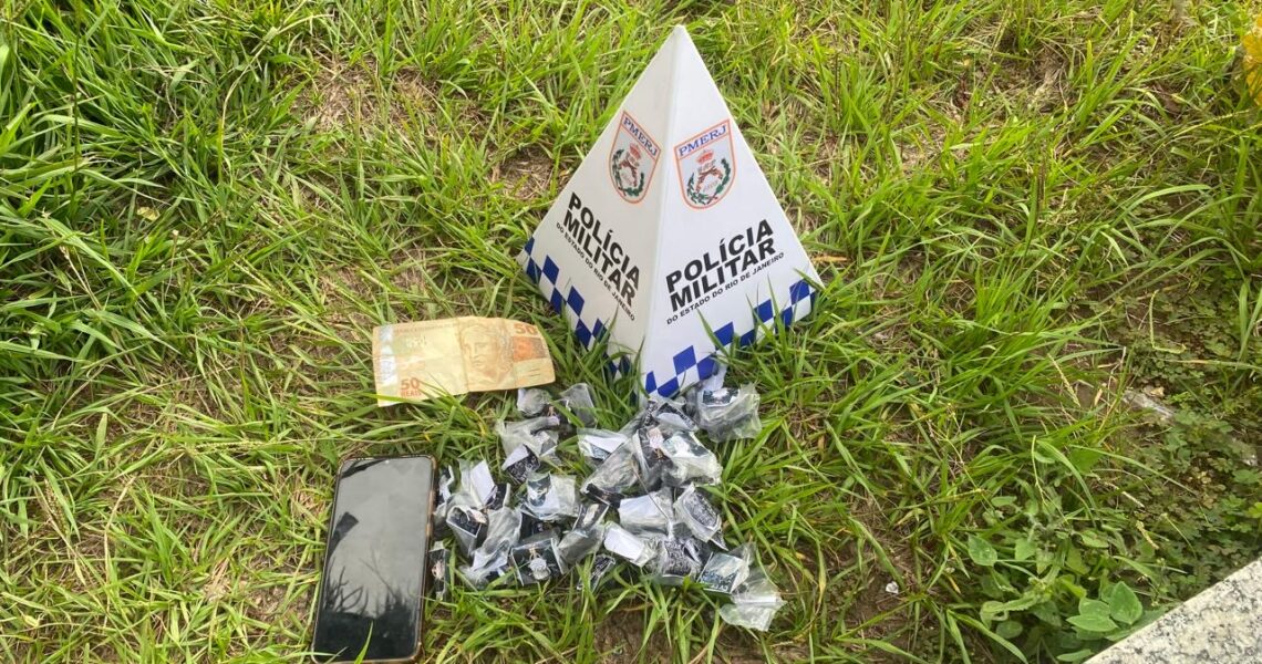 Ação rápida do 32º BPM prende suspeito com drogas em praça de Macaé