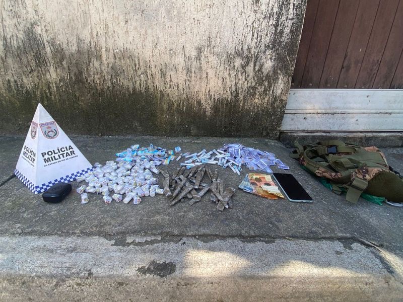 Denúncia leva PM a prender traficante com quase meio quilo de drogas em Rio das Ostras