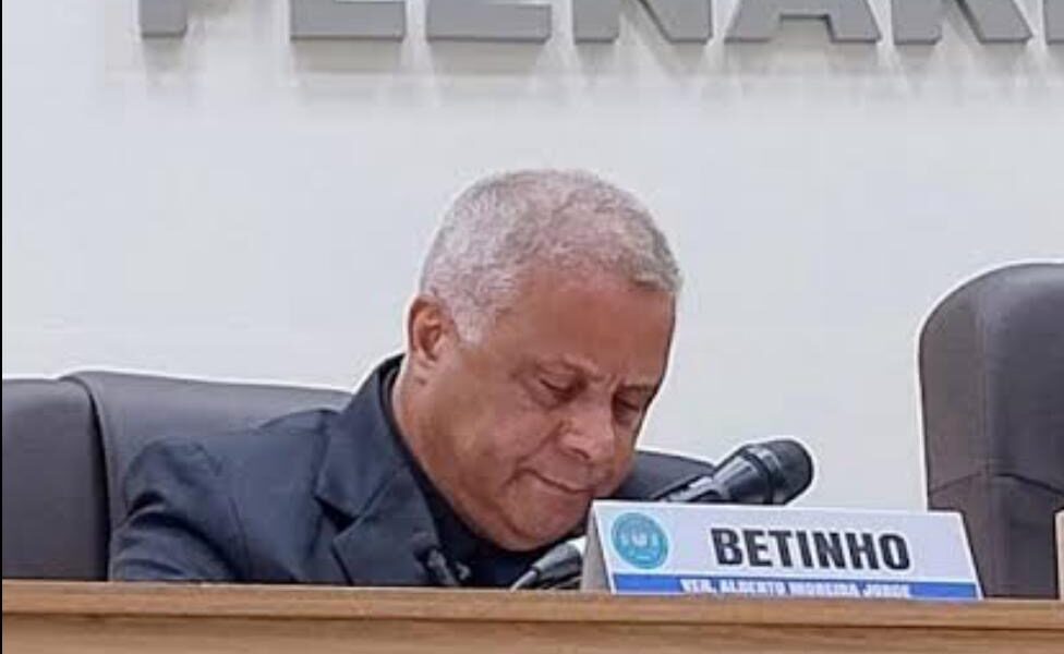 Rio das Ostras: projeto de lei quer garantir carteiras de vacinação em braile para pessoas com deficiência visual