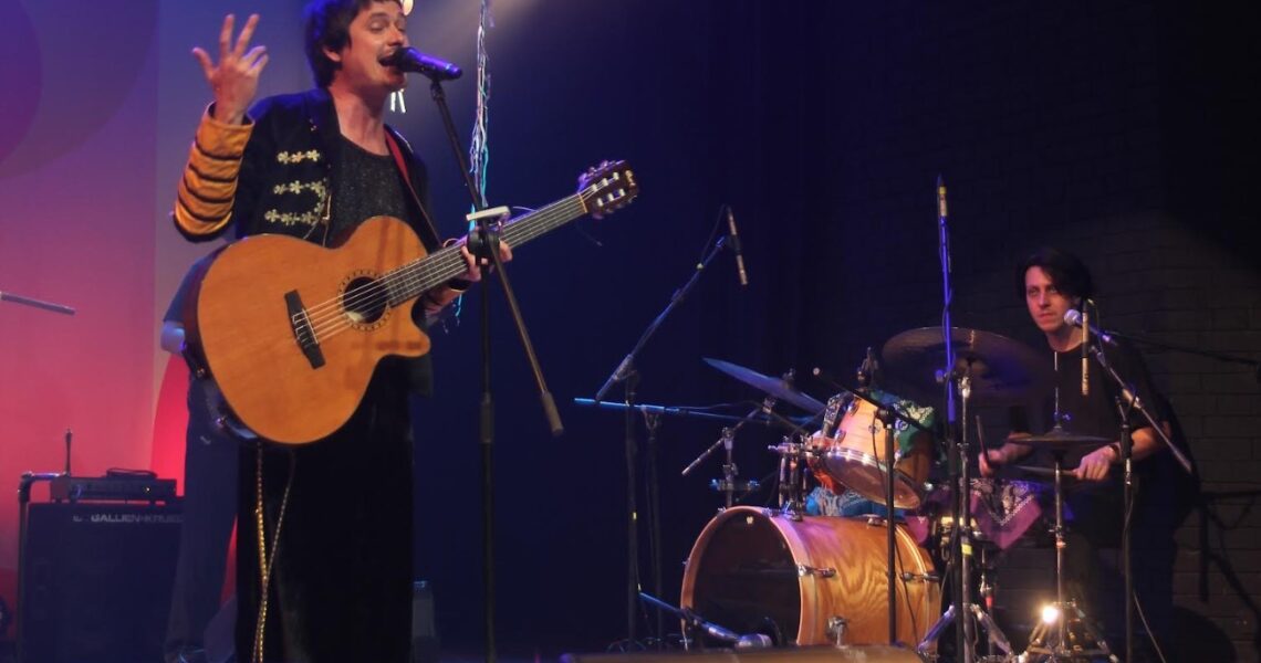 Meio Avoado”: espetáculo une música, filosofia e poesia em Macaé