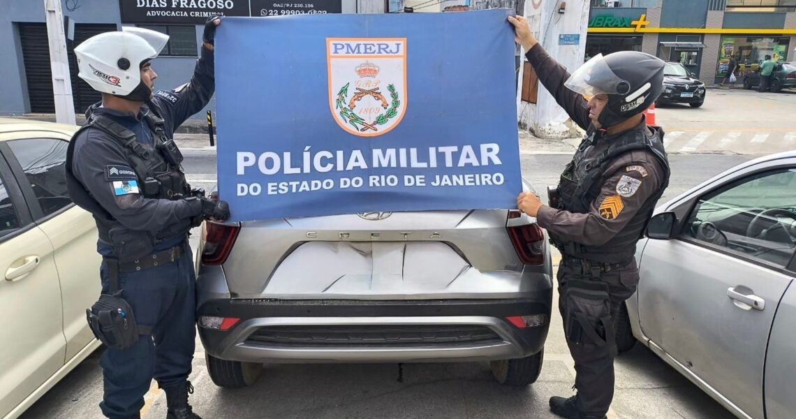 Mulher é presa em Rio das Ostras dirigindo carro que tinha sido roubado em Caxias