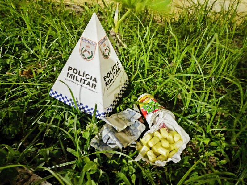 Polícia prende homem vendendo drogas em frente a depósito de Rio das Ostras