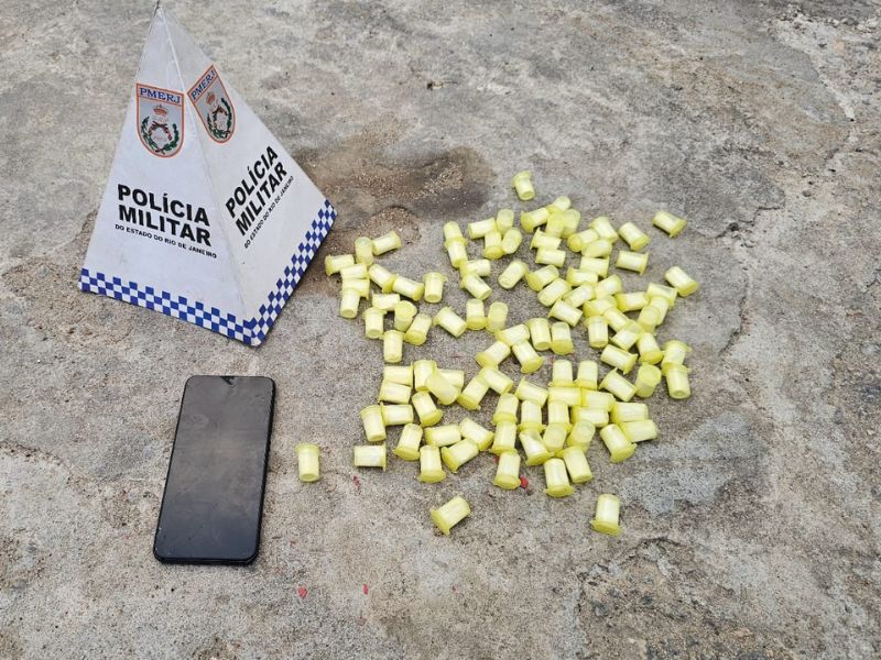Denúncia leva PM a prender homem com 105 cápsulas de cocaína em Rio das Ostras
