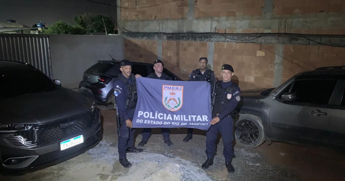 Denúncia revela esconderijo de carros roubados em obra abandonada de Macaé