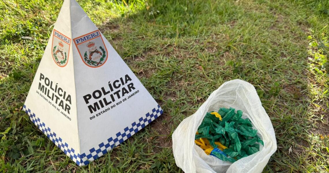 Criminoso abandona carro e sacola com drogas durante perseguição no Visconde de Araújo