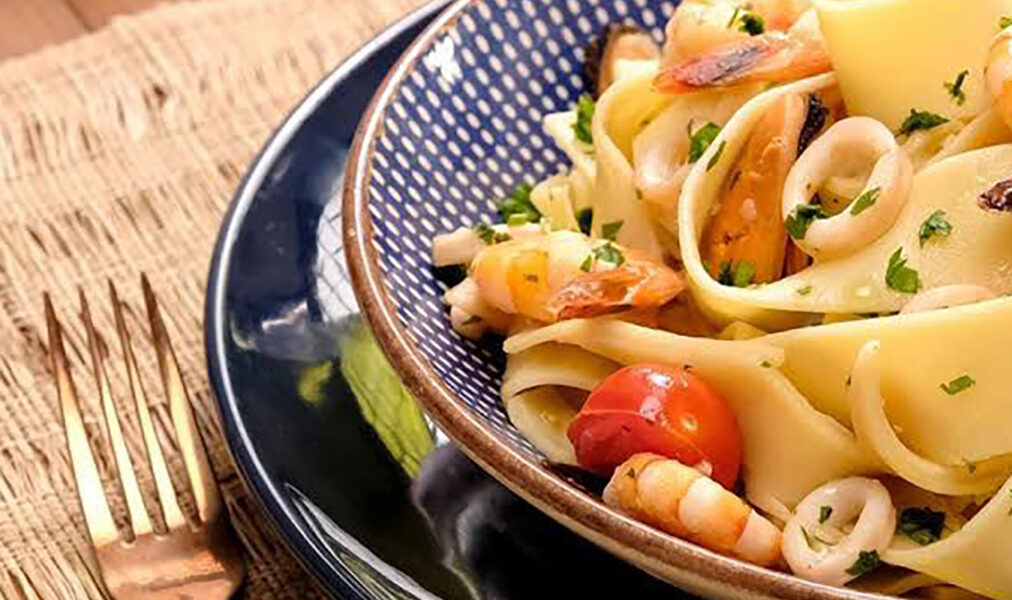 Festival une moradores e turistas em homenagem à culinária do mar em Cabo Frio
