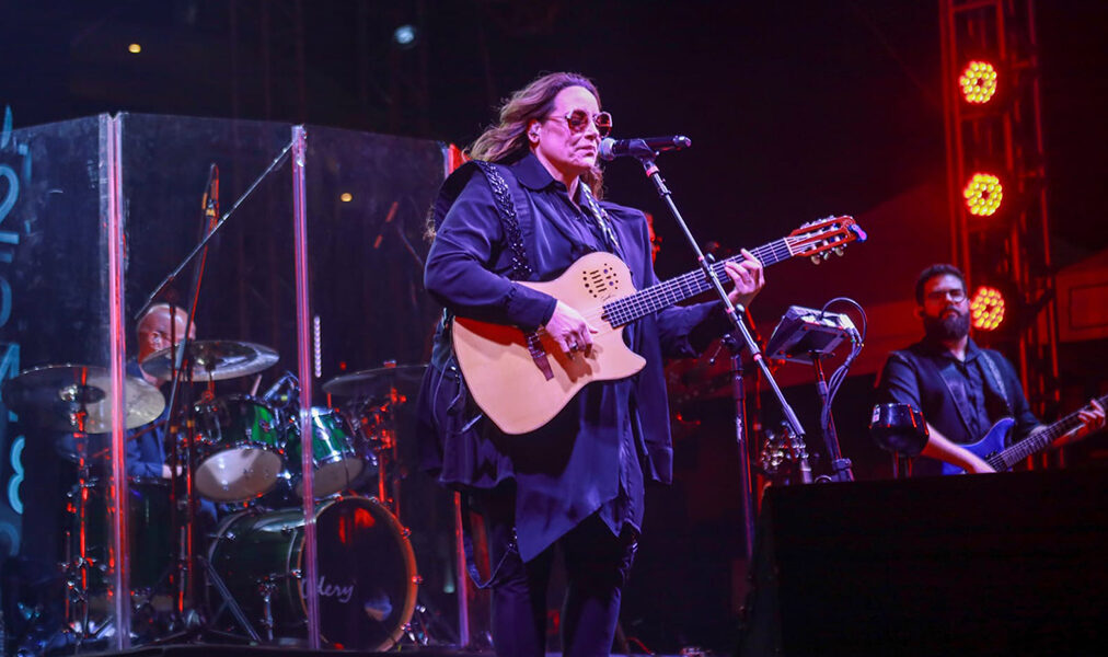 Ana Carolina faz show histórico em Cabo Frio na 20ª Parada LGBTI+