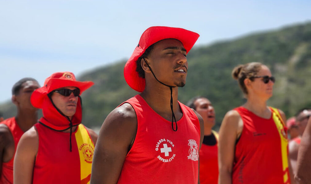 Esporte, prevenção e segurança marcam o sábado na Prainha em Arraial do Cabo