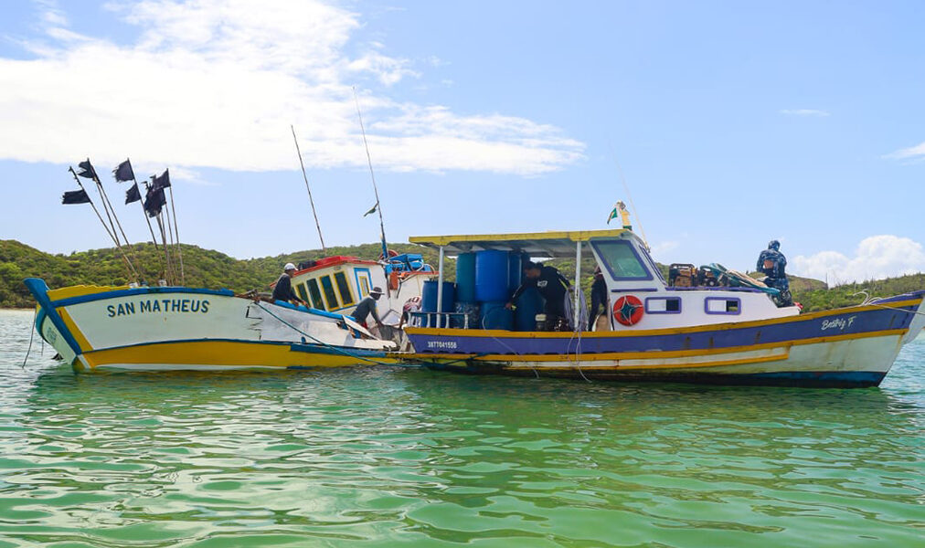Barco retirado do Canal do Itajuru após naufrágio em Cabo Frio