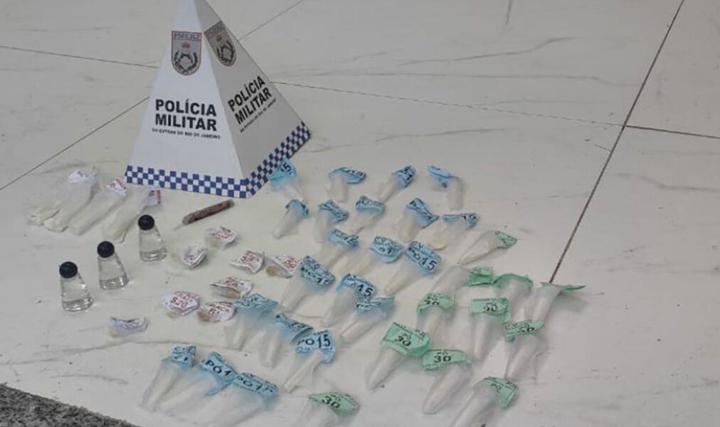 Policiais encontram sacola de drogas abandonada em Casimiro de Abreu