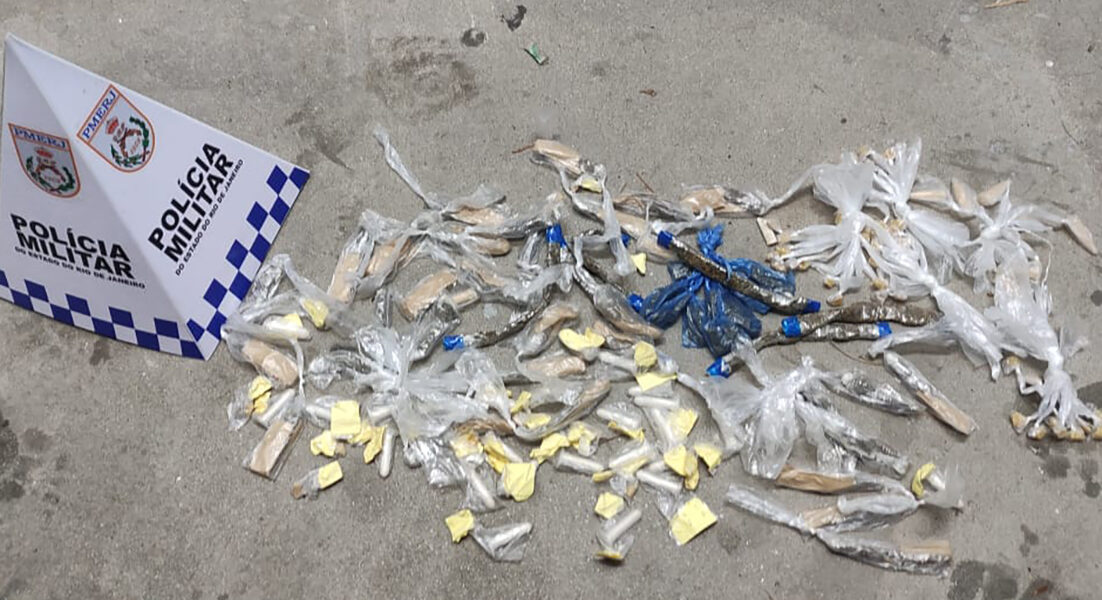 PM intercepta homem com sacola de drogas em operação na Favela da Linha em Macaé