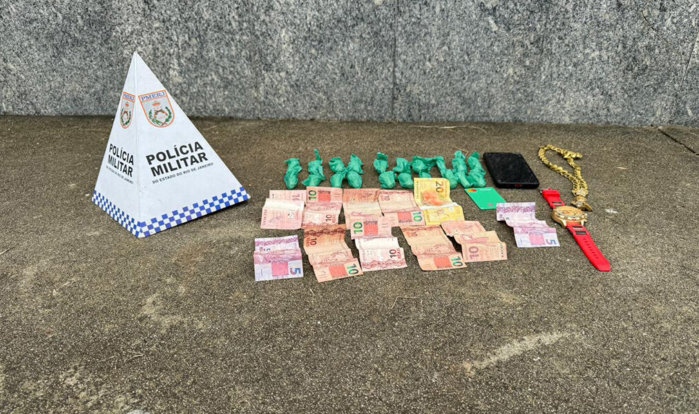 Denúncia leva polícia a apreender drogas e deter dois em Quissamã