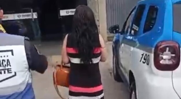 Ex-vereadora é presa após confusão e ofensas racistas em agência dos Correios, em Campos