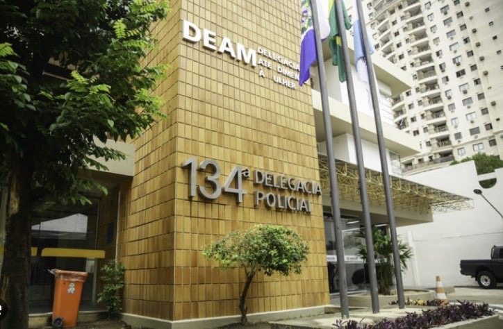 Fuzil escondido em bolsa é apreendido pela PRF na BR-101, em Campos