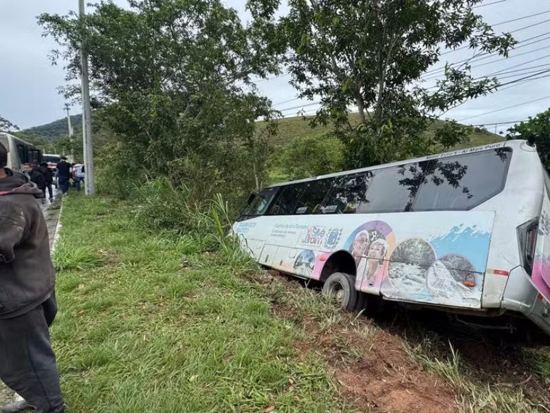 Acidente com micro-ônibus na RJ-140 assusta moradores de Silva Jardim