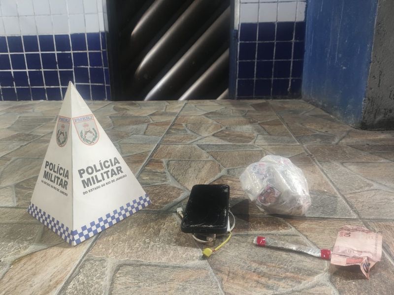Polícia prende homem com drogas escondido em farmácia em Rio das Ostras
