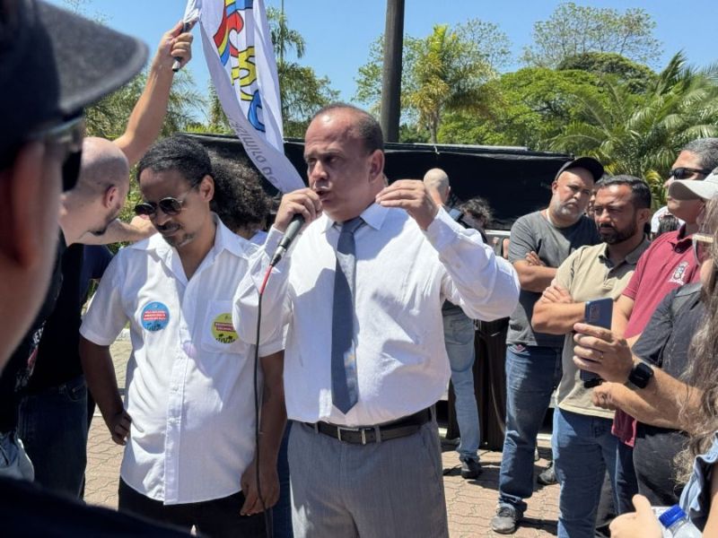 Procurador de Rio das Ostras atende servidores durante greve da Educação