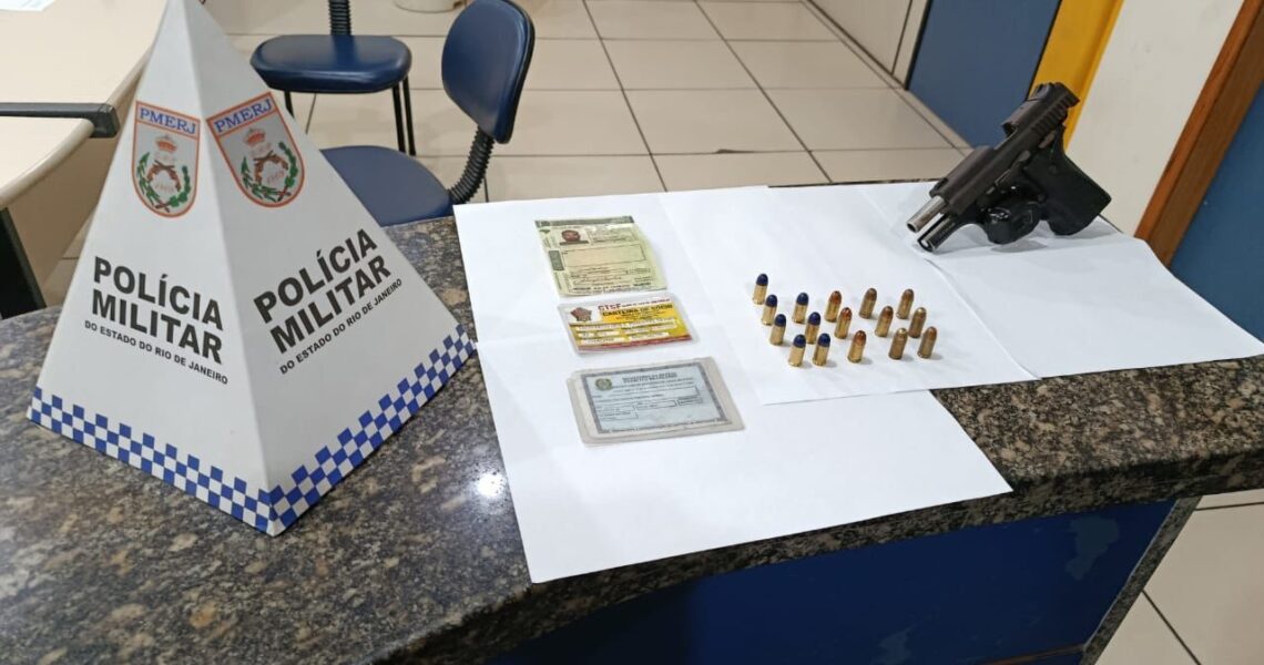 Polícia prende homem com arma e munições após denúncia em Quissamã