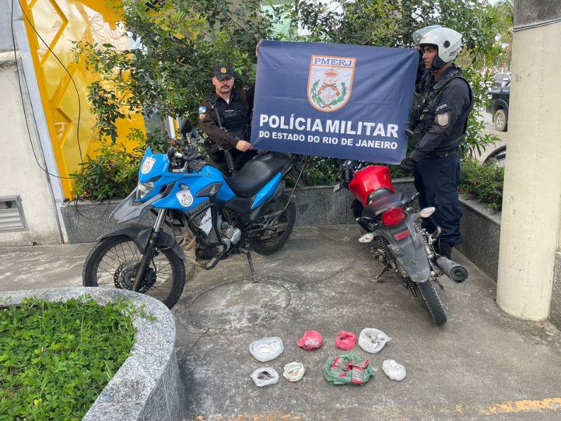 Sacola de drogas e moto sem placa são apreendidas pela PM em Rio das Ostras