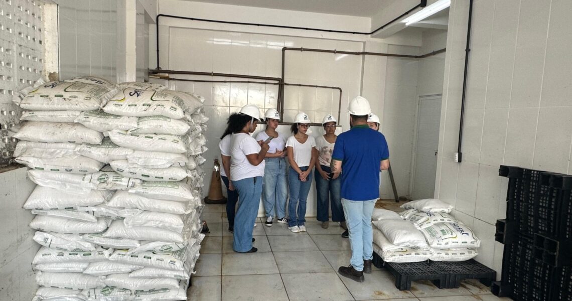 Alunos de enfermagem da UFF de Rio das Ostras conhecem funcionamento da ETA