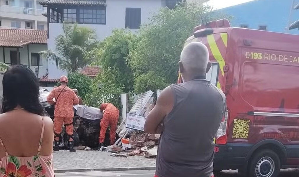 Batida de carro contra um muro deixa duas pessoas feridas em Itaúna, em Saquarema