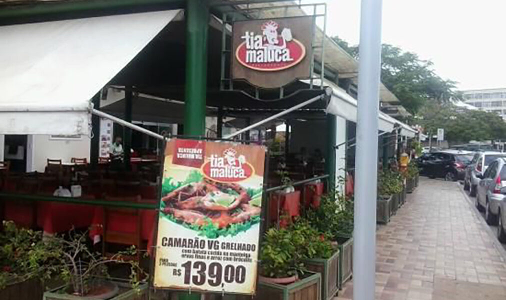Cabo Frio registra motorista que foge após destruir totem de restaurante