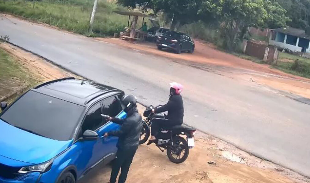 Câmeras flagram dupla em moto durante ação criminosa em na Estrada de São Jacinto, em Cabo Frio
