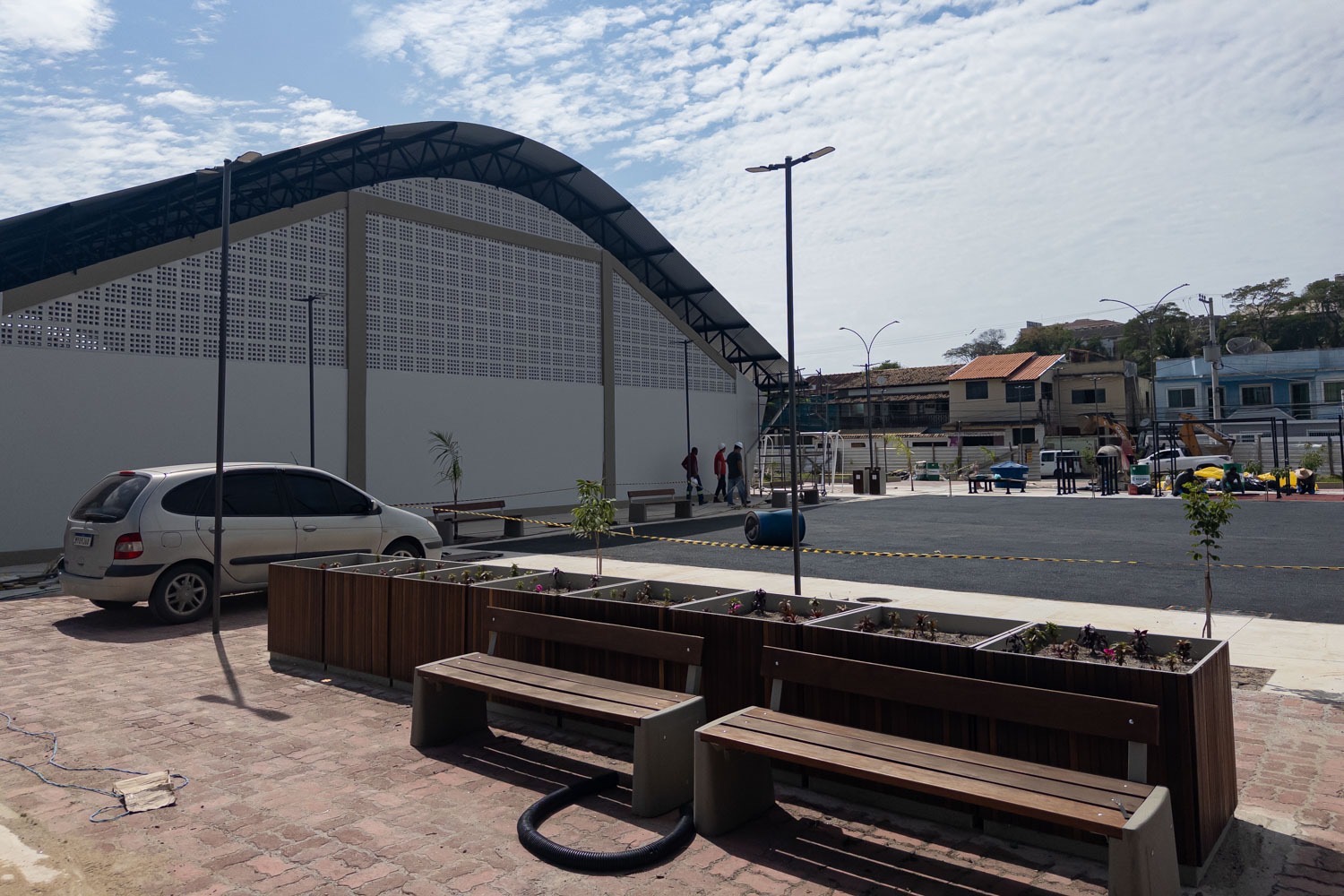 Praça do Servidor em Macaé se aproxima da conclusão com instalação de pisos, alambrado e pintura esportiva