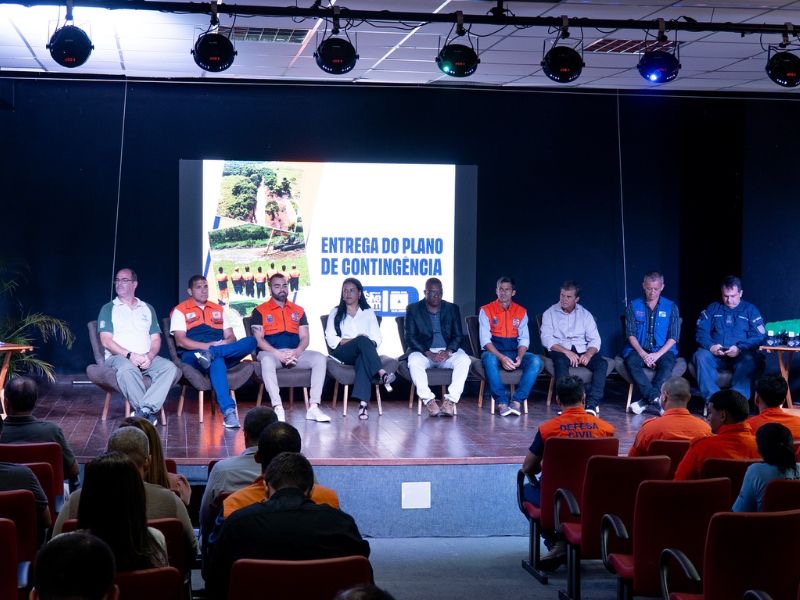 Cerimônia em Silva Jardim reúne autoridades municipais e estaduais no Teatro Zezé Macedo